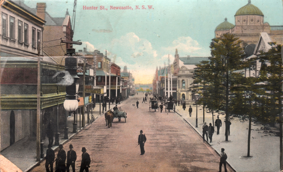 This coloured card shows a broad city street lined with buildings, pedestrians and horse-drawn vehicles: On the card is printed “Hunter St., Newcastle, N. S. W.”