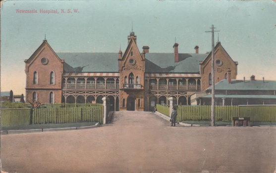 This coloured card shows the front of a large hospital building with verandahs and a fenced entrance: On the card is printed “Newcastle Hospital, N. S. W.”
