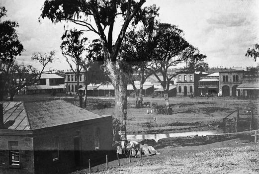 Photo taken from View Street looking towards Pall Mall over the Bendigo Creek.