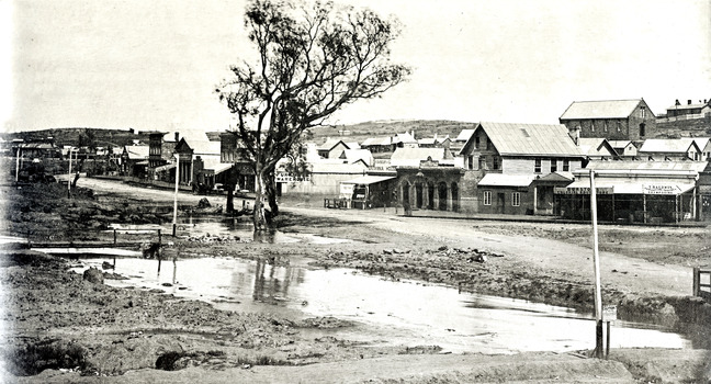 Photo looking along High Street towards Golden Square with the Bendigo Creek on the left.