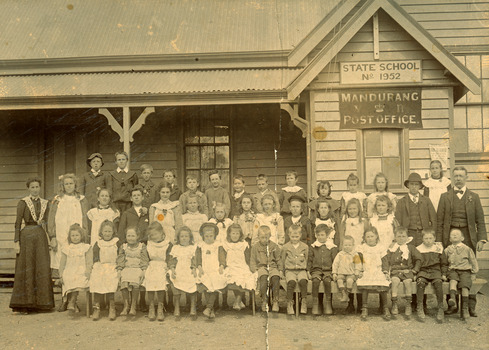 Photo of pupils and teachers of the Mandurang State School No 1952, (and Post Office)