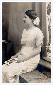Thelma Hinde Reynolds front of black and white postcard