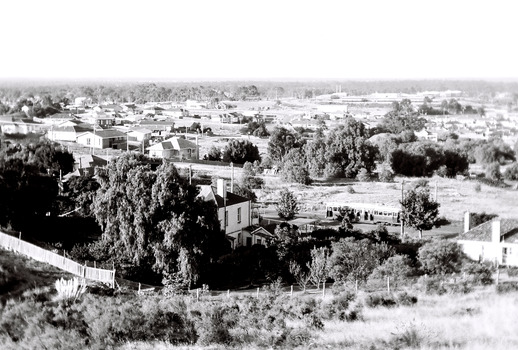 11147.1a Tram on its way out of Long Gully along Mt Korong (Eaglehawk) Road towards Eaglehawk. Houses in the foreground, on the left is 245 Eaglehawk Road and on the right 241 Eaglehawk Road.