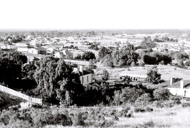 11147.1a Tram on its way out of Long Gully along Mt Korong (Eaglehawk) Road towards Eaglehawk. Houses in the foreground, on the left is 245 Eaglehawk Road and on the right 241 Eaglehawk Road.