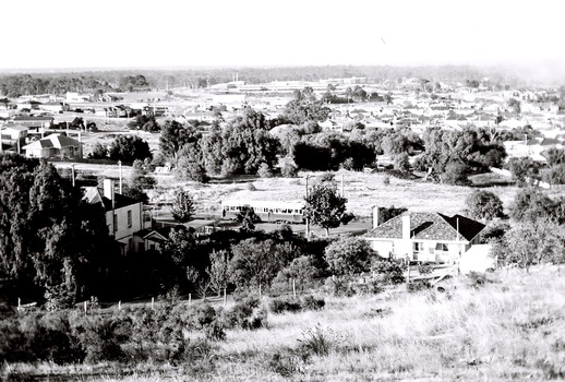 11147.1b Tram on its way out of Long Gully along Mt Korong (Eaglehawk) Road towards Eaglehawk. Houses in the foreground, on the left is 245 Eaglehawk Road and on the right 241 Eaglehawk Road.