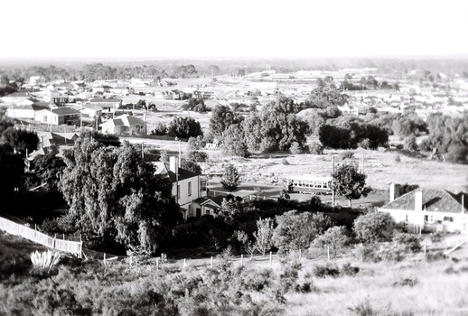 11147.1d Birney Car Tram on its way out of Long Gully along Mt Korong (Eaglehawk) Road towards Eaglehawk. Houses in the foreground, on the left is 245 Eaglehawk Road and on the right 241 Eaglehawk Road. 