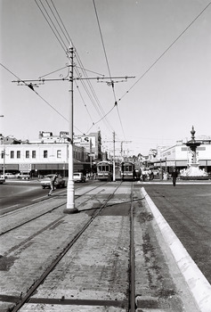 11147.1x Nos 18 and 5 crossover at the Fountain