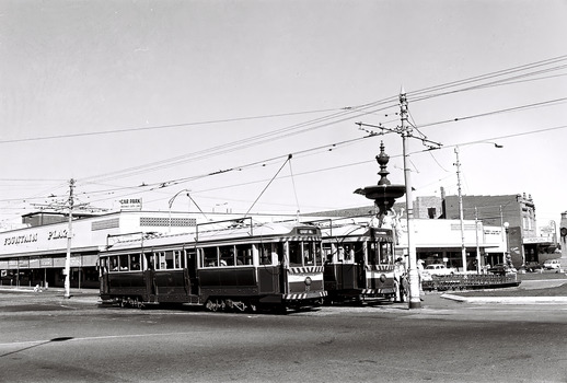 11147.1y Nos 18 and 5 crossover at the Fountain