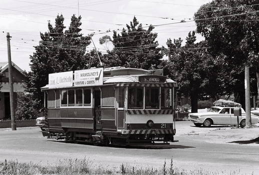 11147.3a No 21 turns out of McRae St into Nolan Street, on its way to North Bendigo