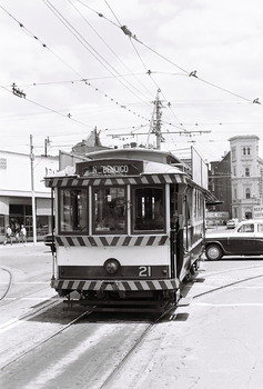 11147.3c No 21 leaves Charing Cross towards North Bendigo, City Family Hotel in the background