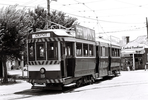 11147.3e No 18 turns from McRae St into Tramway Avenue and the depot