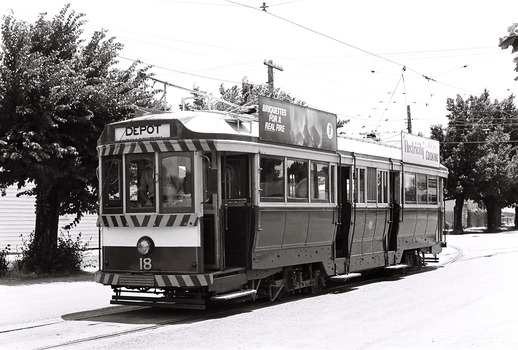 11147.3f No 18 turns from McRae St into Tramway Avenue and the depot