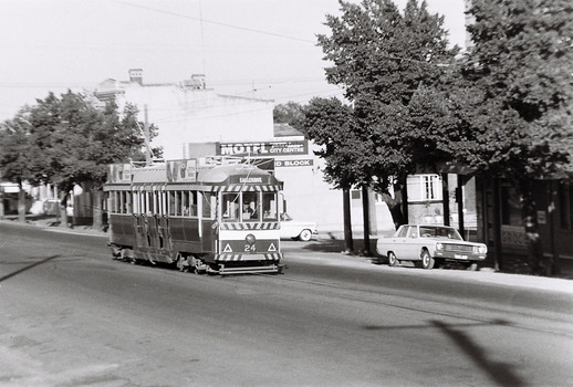 11147.o No 24 heading to Eaglehawk at the corner of Barnard and Forest Streets