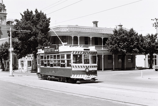 11147.3ae No 28 Birney Car passes the Mundy St intersection with McRae St heading to the fountain