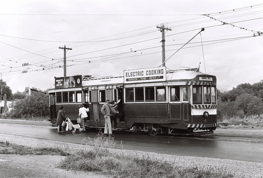 11147.4l No 4 to Quarry Hill picking up passengers in Eaglehawk Road
