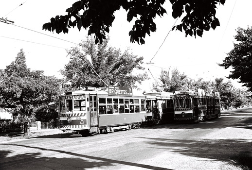 11147.4r Three trams at the loop in Carpenter St Quarry Hill