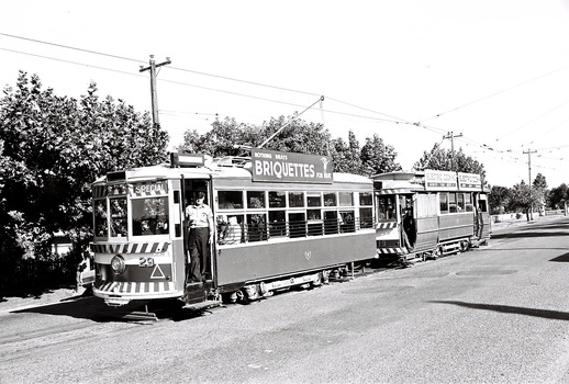 11147.4s Two trams at the Quarry Hill Terminus Carpenter St