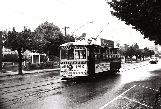 11147.5b Birney car decked out in advertising for the Bendigo Easter Fair heading to North Bendigo in Mcrae St