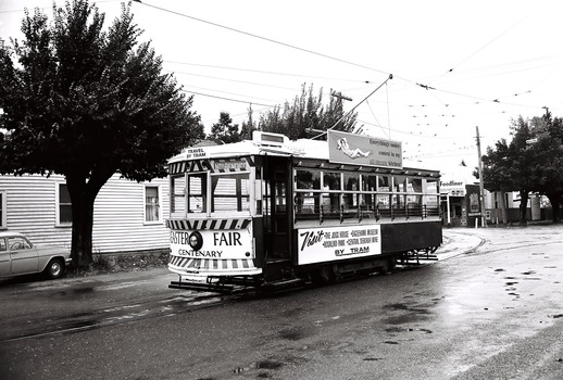 11147.5d Birney car decked out in advertising for the Bendigo Easter Fair heading into the depot in Tramway Avenue