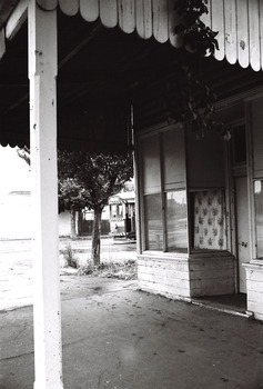 11147.5e No 18 and old shop front