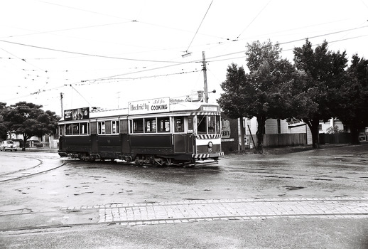 11147.5h No 18 tram in Mcrae Street passing by Tramways Avenue to North Bendigo