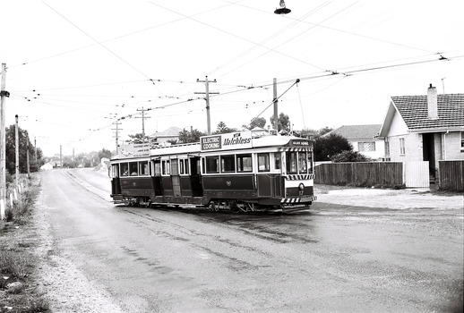 11147.5q No 17 turns from the North Bendigo Terminus into Finn Street