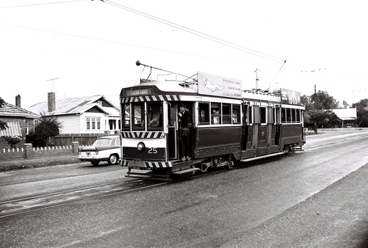 11147.5u No 25 heading to Golden Square