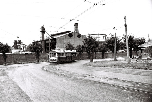 11147.5v No 25 turns from Weeroona Avenue into Caledonia Street