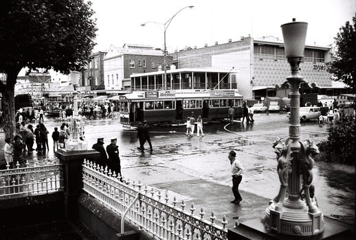 11147.5w The Easter Fair, intersection of Pall Mall and Williamson St with Myer Stores in the background