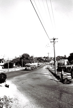 11147.6c Two trams passing at the loop in Eaglehawk Road at the Philpot Street intersection