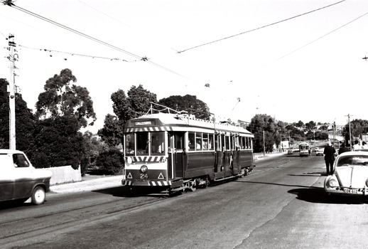 11147.6d Two trams leave the loop in Eaglehawk Road at the Philpot Street intersection