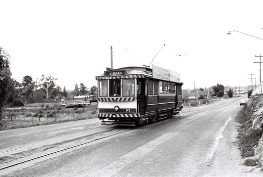 11147.7i No 21 coming up to the North Bendigo terminus in Thunder or Finn street