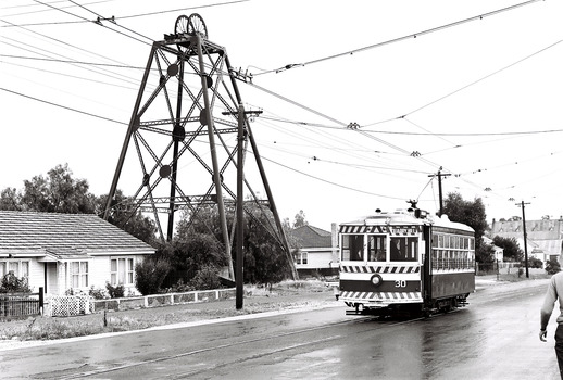 11147.7t No 30 Birney Car to Quarry Hill in the rain at the Manchester Arms Loop