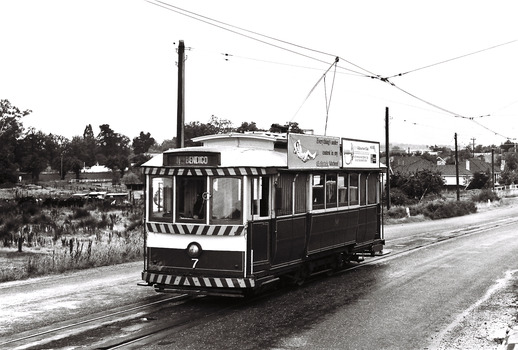11147.7u No 7 to North Bendigo, the rowing Club in the background, Thunder Street