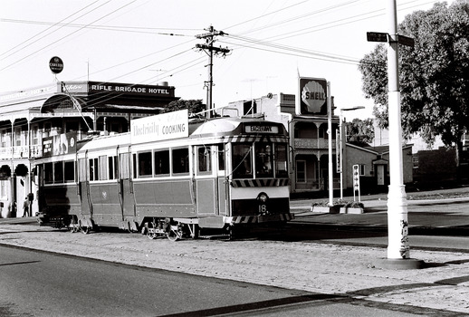 11147.8c No 18 passing the View Street and Rowan Street intersection
