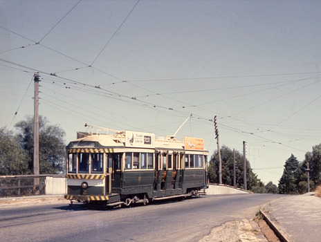 11147.9a No 2 to Eaglehawk leaves Carpenter Street, crosses the railway line and enters Mitchell Street
