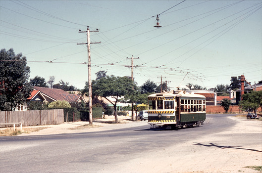 11147.9d No 30 to North Bendigo turns off Weeroona Avenue into Caledonia St at the Gas Works