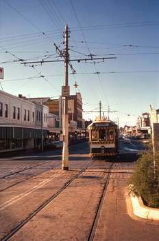 11147.10e No 18 from Quarry Hill arrives at the fountain