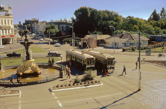 11147.10h Eaglehawk and Quarry Hill trams at the fountain