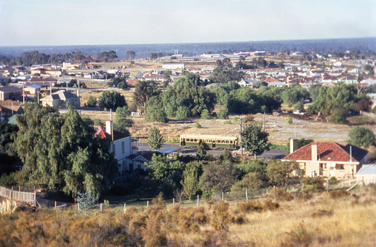 11147.1t Tram on its way out of Long Gully along Mt Korong (Eaglehawk) Road towards Eaglehawk. Houses in the foreground, on the left is 245 Eaglehawk Road and on the right 241 Eaglehawk Road.
