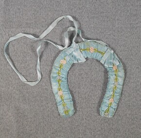Textile - Bourke Collection: Bridal horseshoe, 01.06.1950