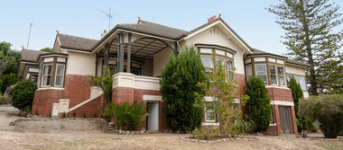Colour photo of the house in Barkly Terrace East Bendigo