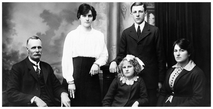 lack and white photo in 1920 by the Bartlett Brothers of John Michelsen, Rene and Beryl (front), with Cyril and Annie Michelsen