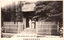 This black-and-white card shows three women standing at the rustic entrance gate of a villa. On the card is printed “Porte rustique-Rustic gate-Villa Inabata, Kyoto”. The Japanese is printed from right to left and reads 和樂庵稻畑本邸南門, translating as “South gate of the Inabata main residence, Waraku-an.”