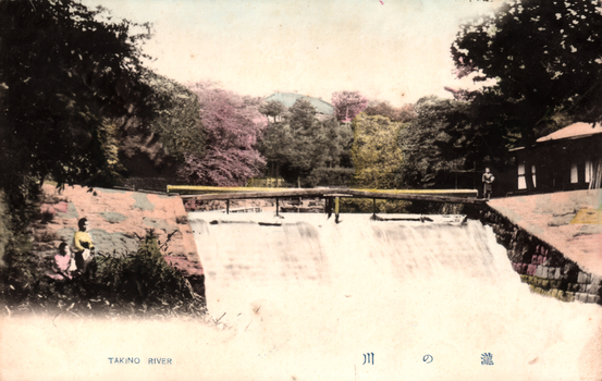 This coloured card shows a waterfall or weir across a river, surrounded by trees, with several people nearby. On the card is printed “TAKINO RIVER” The Japanese is printed right-to-left. Read in modern order, it is: 瀧の川 English translation: “Waterfall River” or, more literally, “River of the Waterfall.”
瀧 = waterfall
の = of
川 = river