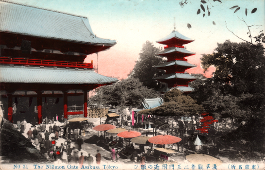 This coloured card shows a temple gate and pagoda with crowds and parasols in the foreground. On the card is printed “NO 31 The Niomon Gate Asakusa Tokyo” The Japanese translates as:
淺草觀音二王門附近の賑ひ — “Bustling scene near the Niōmon Gate of Asakusa Kannon”
東京名所 — “Famous places of Tokyo” / “Tokyo sights”