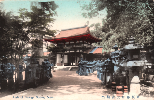 This coloured card shows the gate approach to Kasuga Shrine, with stone lanterns lining the path. On the card is printed “Gate of Kasuga Shrine, Nara.” and “奈良春日大社樓門”. Japanese translation:
奈良春日大社樓門 — “Rōmon Gate of Kasuga Grand Shrine, Nara.”
奈良 — Nara
春日大社 — Kasuga Grand Shrine
樓門 — tower gate / rōmon gate