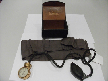 Sphygmomanometer used by Dr Henry William Devlin, Short & Mason Ltd, 1890s