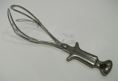 Forceps, Naegele's