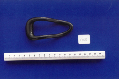 Thomas retroflexion pessary associated with Dr Frank Forster, c. 1901 to 1930